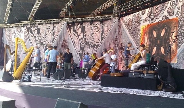 W gorzowskim amfiteatrze trwa próba Festiwalowej Orkiestry Harfiarzy