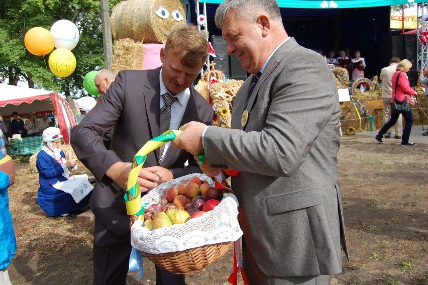 Radny Marek Kornalewicz częstował owocami