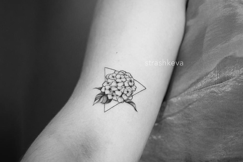 Najpopularniejsze wzory tatuaży dla kobiet: Dzikie kwiaty.