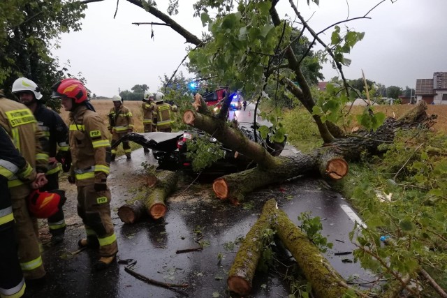 Zdjęcie z wypadku w Gołuszycach, w którym zginęła jedna osoba a trzy zostały ranne.