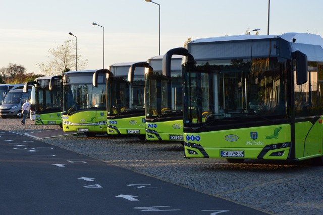 Od września rozkłady jazdy wielickich solarisów będą znów dopasowane do szkolnych dzwonków. Projekt ten krytykuje wielu podróżnych