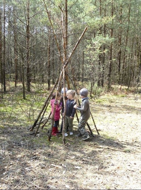 Dzieci biorą udział w projekcie Krasnoludki przyrody
