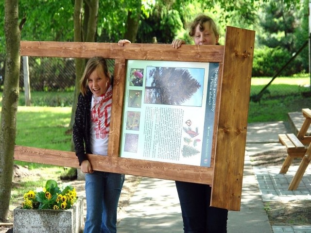 Jedną z tablic dźwigały Julia Miąsko (z lewej) i Karolina Jakucka