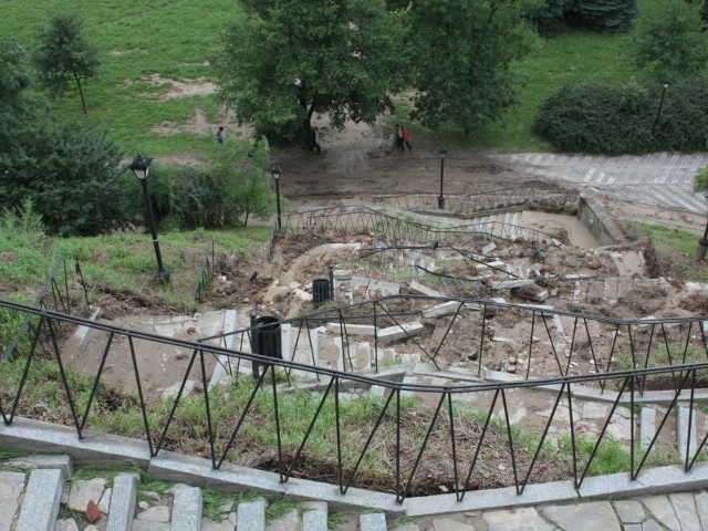 Tyle po wtorkowej nawałnicy zostało z kozich schodków.