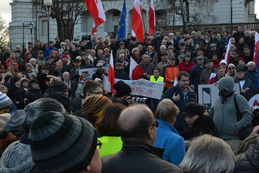 Manifestacja Komitetu Obrony Demokracji w Bielsku-Białej [ZDJĘCIA, WIDEO]