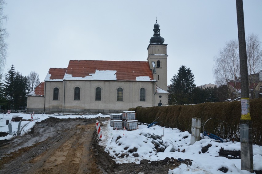 Trwa rewitalizacja przy kościele parafialnym w Sępólnie....