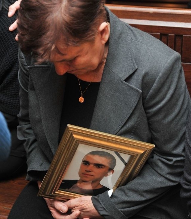 Zrozpaczona matka Piotra przyszła na rozprawę Klaudii S. ze zdjęciem syna.