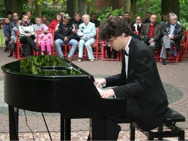 W  maju Michał Kuzimski (na zdjęciu) zagrał na plantach koncert pt. "Fryderyk Chopin&#8221;. W maju grał tu też Paweł Wakarecy