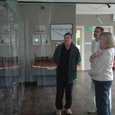 Dyrektor żagańskiej placówki Jacek Jakubiak (w środku) opowiada gościom ze Szkocji o muzealnych eksponatach.