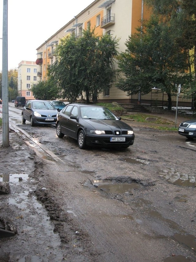 Nawierzchnia Sedlaka jest tak zniszczona, że samochody ocierają podwoziem o ulicę.