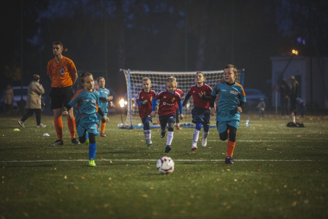 W poniedziałek (21.10) na sztucznej murawie przy ulicy Zielonej w Słupsku rozegrany został turniej "Z podwórka na stadion. O Puchar Tymbarka". W zawodach rywalizowały dzieci z rocznika 2012 i młodsi. Zgłoszonych zostało 5 zespołów - po dwa z Akademii Piłkarskiej Gryf Słupsk oraz Futbolaków Słupsk oraz jedna drużyna słupskiego Salosu. Zapraszamy do galerii zdjęć.Turniej „Z Podwórka na Stadion o Puchar Tymbarku” istnieje od 19 lat. To największy Turniej piłkarski dla dzieci w Polsce i w Europie, w którym do tej pory wzięło udział ponad 2 miliony dziewcząt i chłopców z całego kraju. Zakończenie Turnieju jest wyjątkowe, bo mecze finałowe rozgrywane są na Stadionie PGE Narodowym w Warszawie.