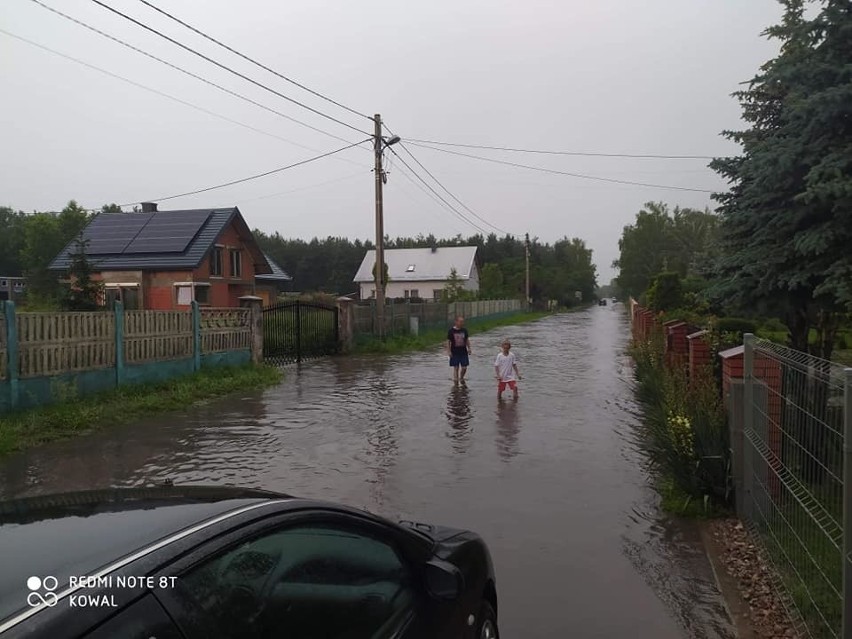 Burza z potężną ulewą oraz gradem przeszła przez powiat...