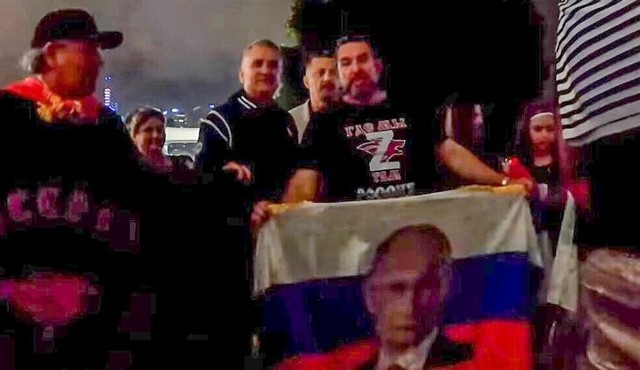 Ojciec Novaka Djokovicia pozował przed kortem centralnym w Melbourne Park z fanem, ubranym w koszulkę z literą Z – symbolem inwazji na Ukrainę, prezentującym flagą rosyjską z wizerunkiem Putina