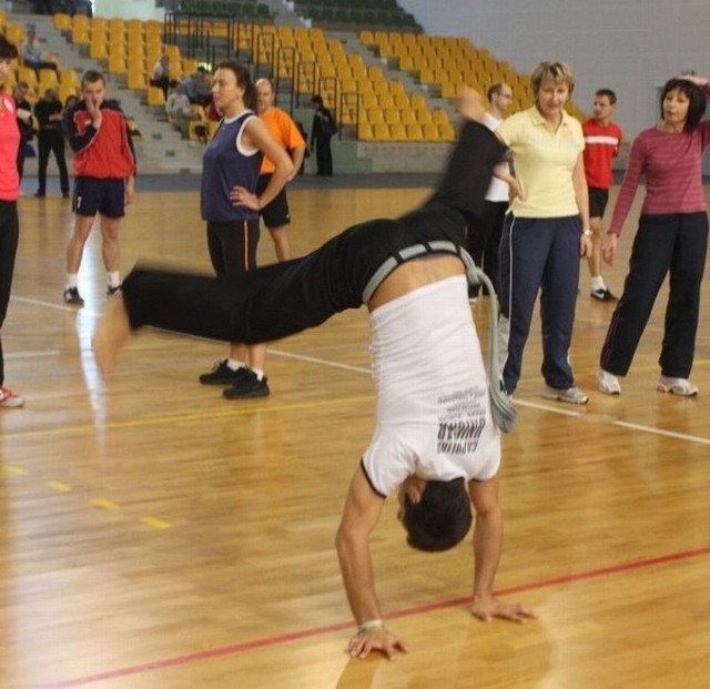 Nauczyciele nieprędko przeniosą umiejętności nabyte podczas pokazowych lekcji z capoeir'y, brazylijskiej sztuki walki, na grunt szkoły. 