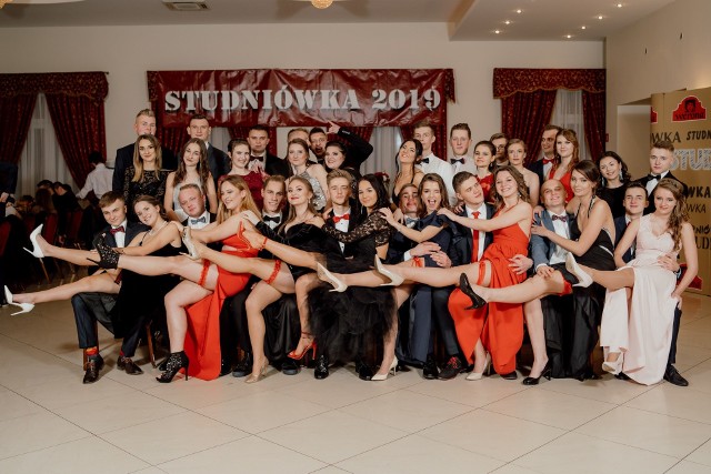 Uczniowie Zespołu Szkół Ponadgimnazjalnych nr 1 w Praszce bawili się na balu maturalnym 19 stycznia w praszkowskiej restauracji Werona.