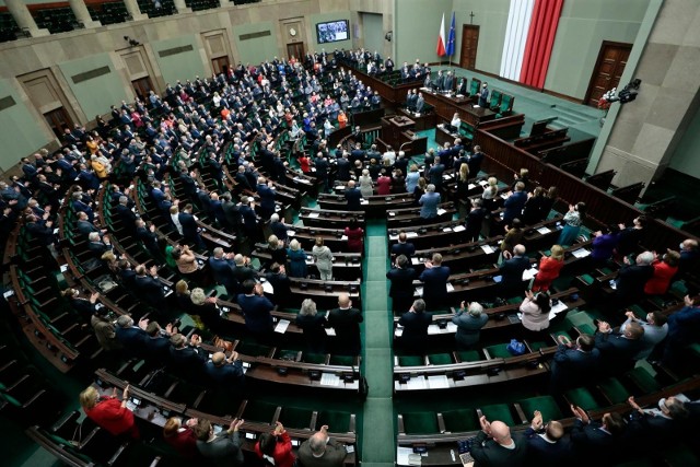 Prawo i Sprawiedliwość może obecnie liczyć na 36 proc. poparcia - wynika z najnowszego sondażu CBOS.