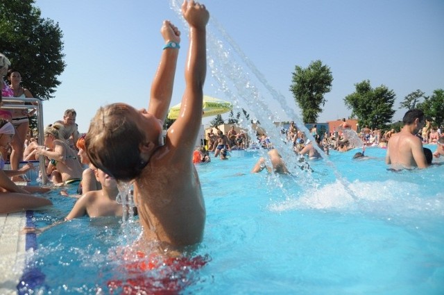 Kurs pływania prowadzony jest w Basenie Letnim Błękitna Fala przy pl. Róż.