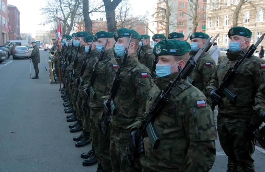 Upamiętnienie Żołnierzy Wyklętych w Szczecinie. Odsłonięcie muralu "Kaszubska 28" to tylko jedna z uroczystości