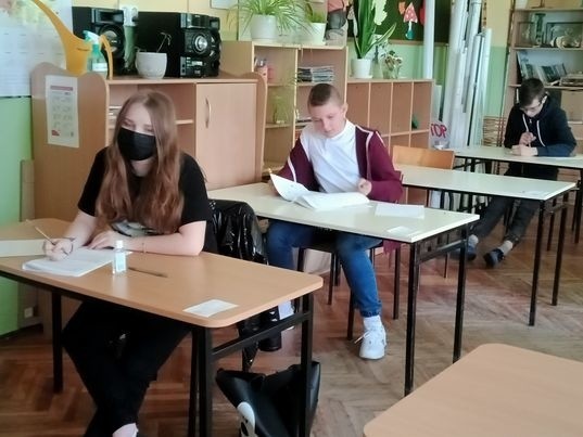 W powiecie staszowskim zakończył się próbny egzamin ósmoklasisty. W piątek uczniowie mierzyli się z językiem angielskim (ZDJĘCIA)
