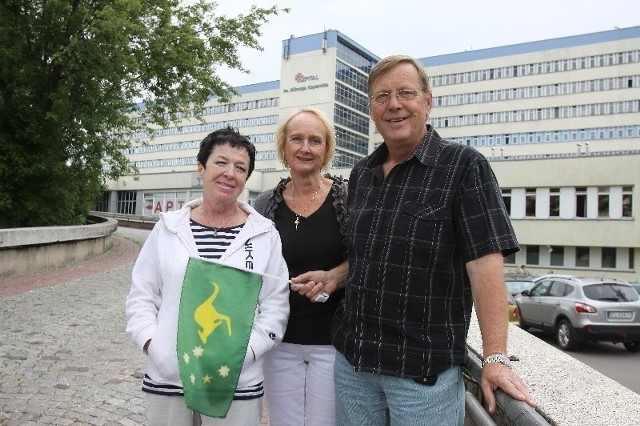 Jacek Kozianski i Aleksandra Skelly (od prawej, na zdjęciu z kuzynką) przyjechali specjalnie do Łodzi, by spełnić ostatnią wolę swojej matki Heleny