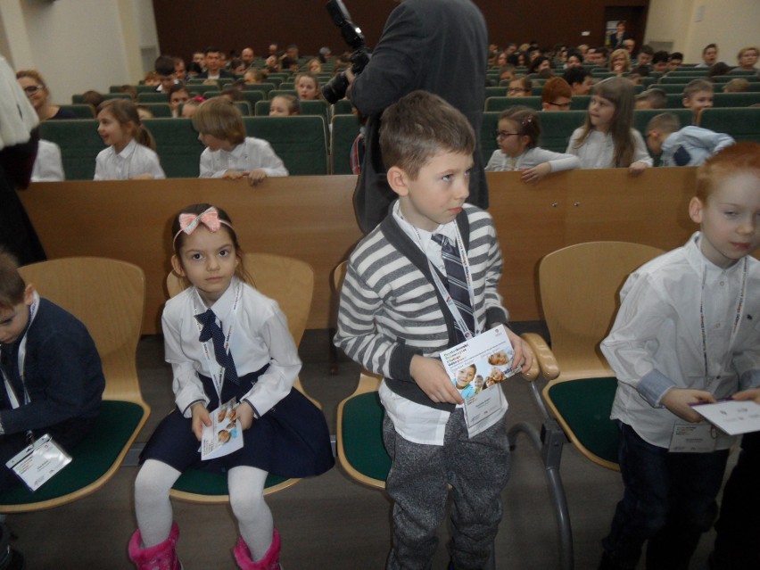 Studentów, w wieku od 6 do 16 lat, jest około 200