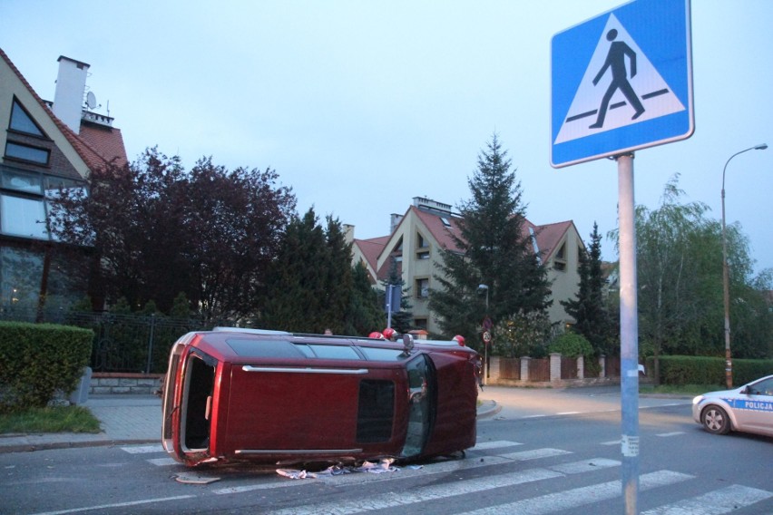 Wypadek na Kozanowie. Mitsubishi koziołkowało i uderzyło w latarnię (ZDJĘCIA)