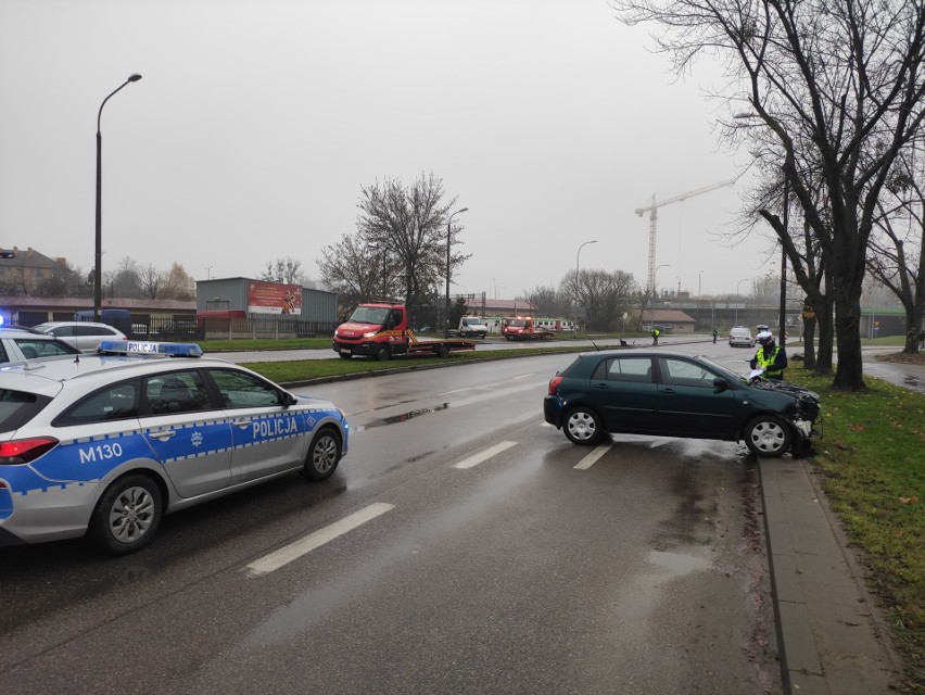 Białystok. Wypadek na ul. Bohaterów Monte Cassino. Toyota zderzyła się z radiowozem policyjnym. Ranni policjant i strażnik miejski [ZDJĘCIA]