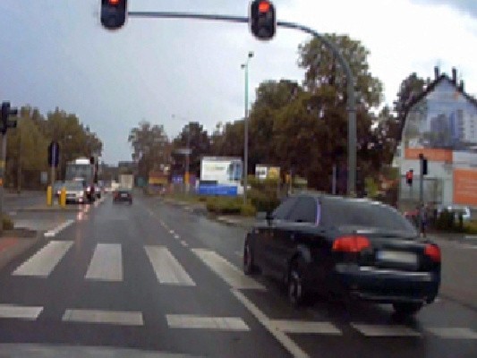 Na ul. Wrocławskiej kierowca audi  przejechał na czerwonym świetle