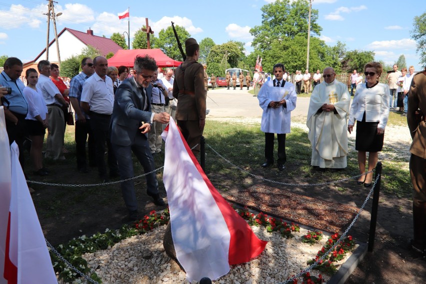 Odsłonili kamień, na którym podczas wojny doszło do tragedii. 75-lecie pacyfikacji Skałki Polskiej w gminie Łopuszno