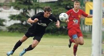 Mateusz Cholewiak (w czarnej koszulce) po tym strzale głową zdobył gola Fot. Wacław Klag