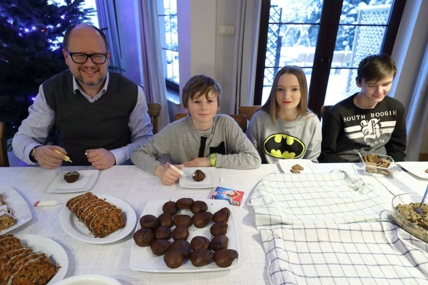 Prezydent Gdańska - Paweł Adamowicz pomagał w przygotowaniach do Świąt Bożego Narodzenia w "Domu pod Irysami"