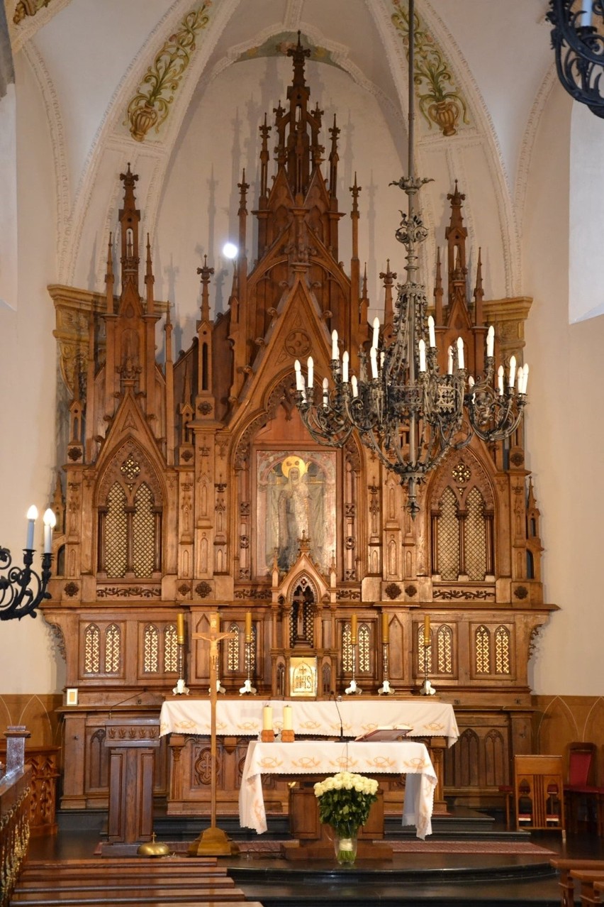 Ołtarz główny w kościele „pobrygidkowskim” pw. Wniebowzięcia...