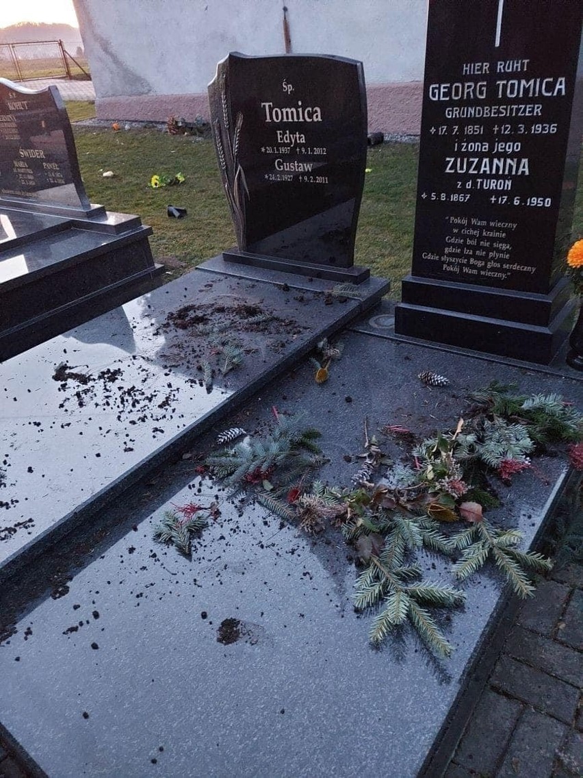 Zniszczenia na cmentarzu luterańskim w Kozakowicach (gmina Goleszów). Zdewastowano kilka nagrobków