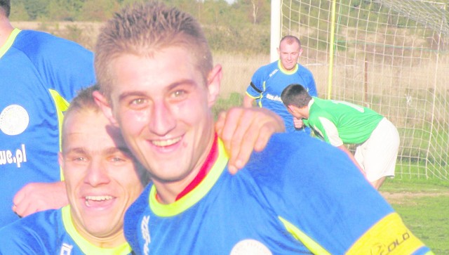 Kapitan Karol Petrus (z prawej) i Adam Gołąb to najbardziej doświadczeni i wartościowi piłkarze pęplińskiego Karola.