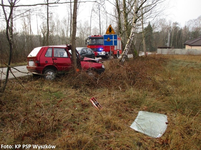 Wypadek w Dębinkach. Samochód osobowy uderzył w drzewo, kierowca trafił do szpitala [ZDJĘCIA]