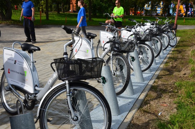 Podczas niedzielnego pikniku nad Zalewem Zemborzyckim można było przetestować nowe rowery