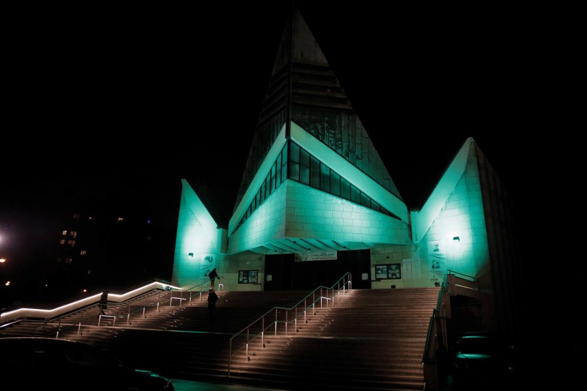 Zachwycające zdjęcia nowohuckich kościołów w nocnej scenerii [GALERIA]
