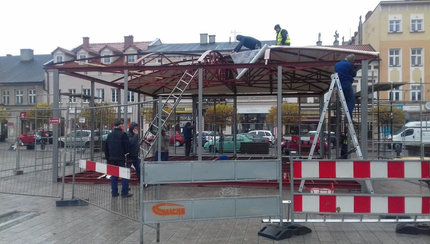 Oświęcim. „Cafe Rynek” pnie się do góry. Na tym nie koniec nowości na oświęcimskim rynku [ZDJĘCIA]