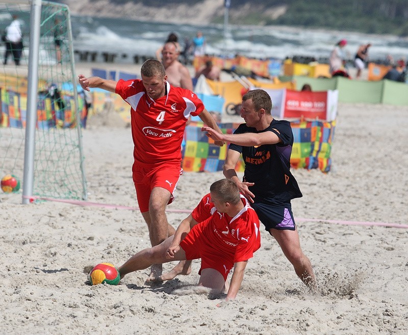 Beach soccer na plazy w Ustce: Vacu Activ Slupsk -...