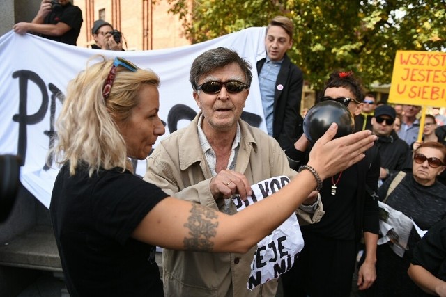 W samo południe pod pomnikiem Kopernika na Rynku Staromiejskim w Toruniu odbył się Czarny Protest. Manifestowano przeciwko zakazowi aborcji.Czy idziesz na czarny protest? [głosowanie]Posłanki PO zapraszają na Czarny Protest i strajk kobiet