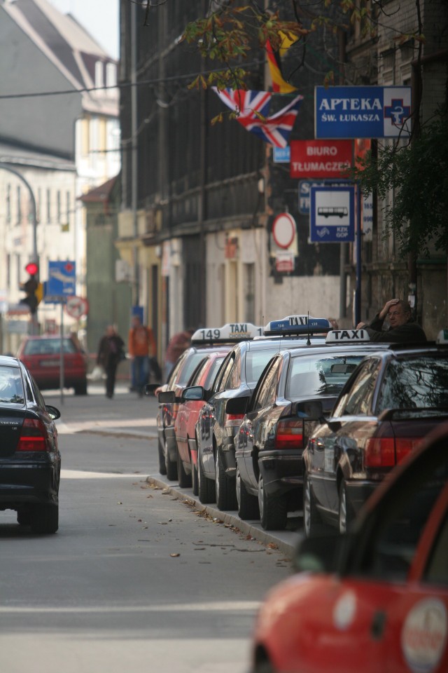 Maksymalne stawki za przejazd taksówką w Katowicach to kolejna zmiana. W 2015 r. przywrócono egzamin na licencję na taksówki