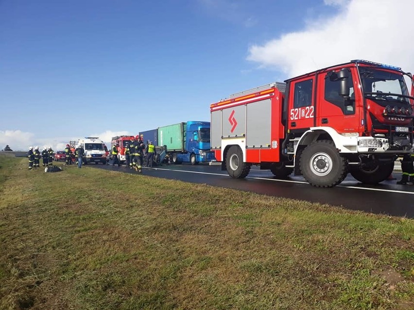 Wypadek na A1 na wysokości Smętowa Granicznego na pasie w kierunku Łodzi. Dachował samochód osobowy