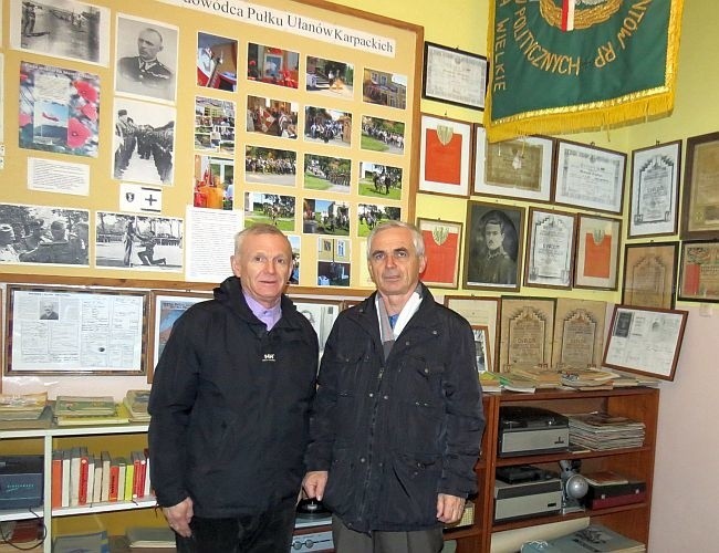 Twórcy izby: Tadeusz Ciałkowski (z lewej) i Zygfryd Kubata