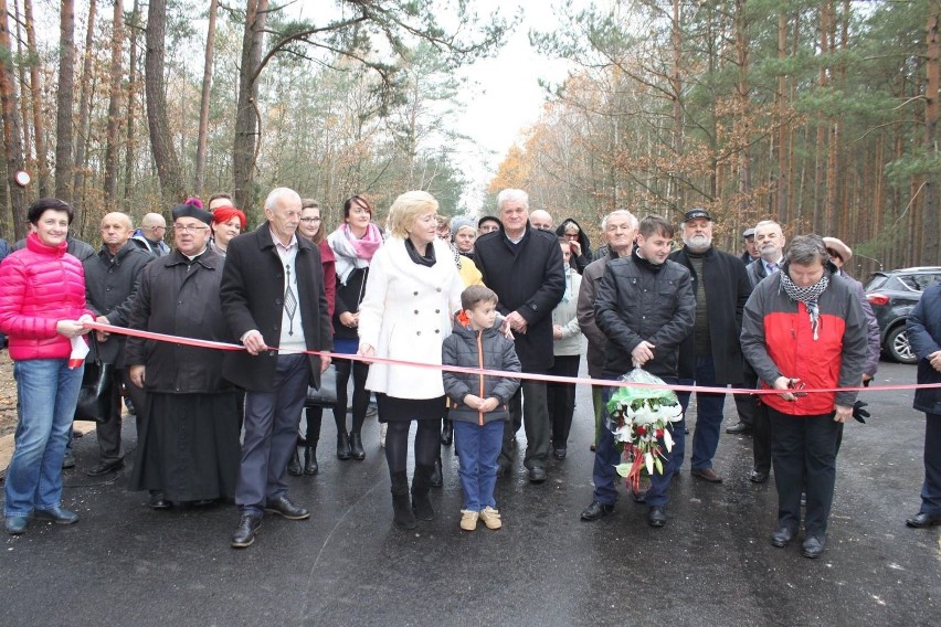 W oficjalnym otwarciu drogi uczestniczyło kilkunastu...