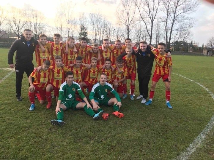 Piłkarze KKP Korona Kielce do 15 lat fetowali wygraną z Sandecją i udaną rundę w Centralnej Lidze Juniorów do 15 lat [WIDEO]