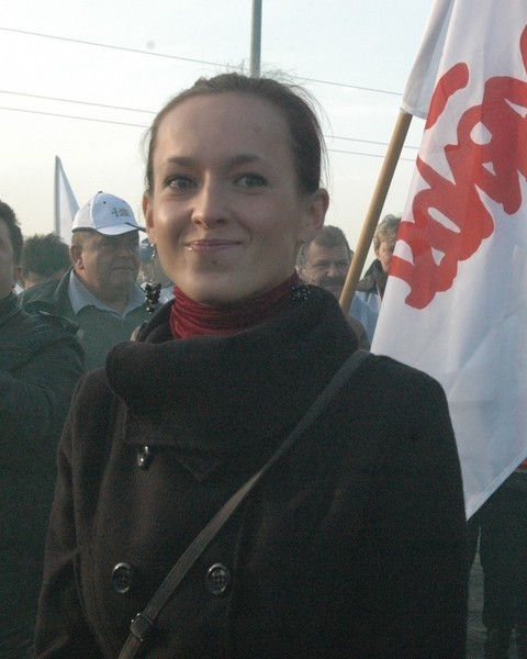 23-latka Ewelina Zaremba, zwolniona przewodnicząca zakładowej "Solidarności&#8221; w Sandenie. W jej obronie związek zorganizował pikietę.