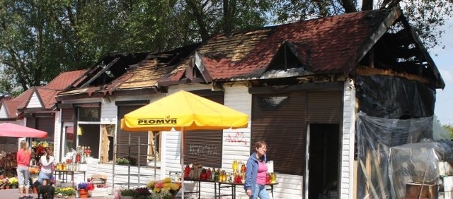 Ogień zniszczył dwa pawilony i uszkodził dach trzeciego.