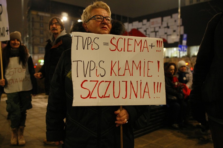 Warszawa: Protest przed siedzibą TVP Info na pl. Powstańców Warszawy [ZDJĘCIA] "Stop propagandzie nienawiści" po zabójstwie Adamowicza