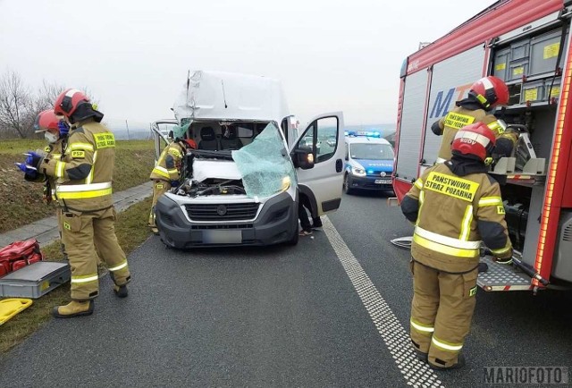 Wypadek na autostradzie A4. Zderzenie busa z ciężarówką w rejonie Krapkowic. Jedna osoba ranna