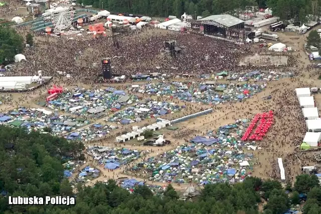 Policyjne śmigłowce pełnią ważną rolę podczas zabezpieczenia kostrzyńskiego festiwalu. Dają podgląd sytuacji z góry, przesyłając obraz na żywo, co jest istotne przy zarządzaniu policyjnymi siłami. Black Hawk to także maszyna do zadań specjalnych, z której w razie konieczności mogą skorzystać policyjne oddziały kontrterrorystyczne.Zobacz policyjnego Black Hawka w akcji:- O skali policyjnych działań można się przekonać wsiadając do jednego z dwóch śmigłowców, które zostały oddelegowane wraz z załogami do Kostrzyna. Dla dowódców operacji ich pomoc jest nieoceniona. Dają możliwość podglądu bieżącej sytuacji, bo obraz z pokładu maszyny jest przesyłany na żywo do sztabu. To pozwala bardzo szybko reagować na potencjalne zagrożenia. Choć o ogromnym ruchu pojazdów i pieszych można przekonać się będąc na ziemi, to jednak widok z góry pokazuje jak zmienia się na te kilka dni przygraniczny Kostrzyn - wyjaśnia podkom. Grzegorz Jaroszewicz z biura prasowego KWP w Gorzowie Wlkp.W tegorocznym zabezpieczeniu Pol’and’Rock lubuskim policjantom pomagają śmigłowce Bell i Black Hawk. To właśnie ta druga, nowoczesna maszyna jest tu po raz pierwszy. Zainteresowanie nią jest ogromne, wiele osób przyjeżdża na lądowisko, by zobaczyć jej start. Dla dowódców operacji i poszczególnych odcinków ma znaczenie przy zarządzaniu i podejmowaniu decyzji. Z góry widać gdzie panuje największy ruch na drogach, jak wygląda sytuacja na dworcu i daje ogólny pogląd na skalę policyjnych działań. Zaangażowanie funkcjonariuszy w prace na rzecz bezpieczeństwa w Kostrzynie jest na najwyższym poziomie.Policyjny S-70i Black Hawk to wszechstronna i nowoczesna maszyna skierowana to realizacji zadań o różnym charakterze. Jest przeznaczona dla jednostek kontrterrorystycznych, które potrzebują sprzętu do szybkiego desantu i przemieszczania się. Jest naszpikowana nowoczesnymi osiągnięciami technologicznymi. Ich potencjał docenia Polska Policja, bo maszyny te są służą w siłach zbrojnych 31 państw. Wykonują misje ofensywne, działania ratunkowe, przewóz ładunków, misje poszukiwawcze i ratunkowe.